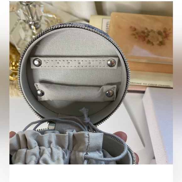 🌟 NEW BUNDLE- DIOR AROUND THE WORLD - Picture 5 of 13